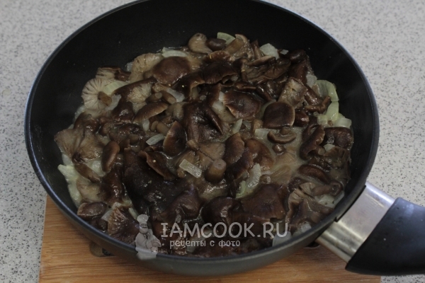 Положить грибы