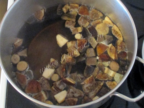 Грибы в кастрюле