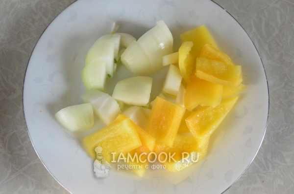 Нарезать перец и лук