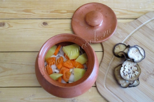 Добавить овощи в горшочек