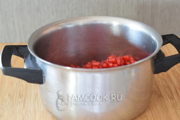 Положить зерна граната в кастрюлю