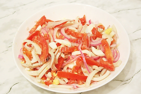 Кальмаровый салат с помидорами, фото