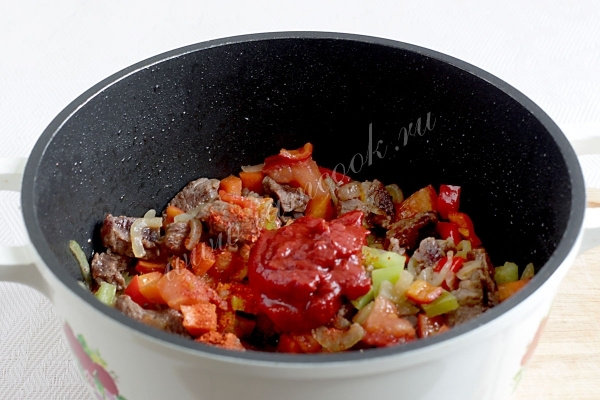 Добавить специи и томатную пасту