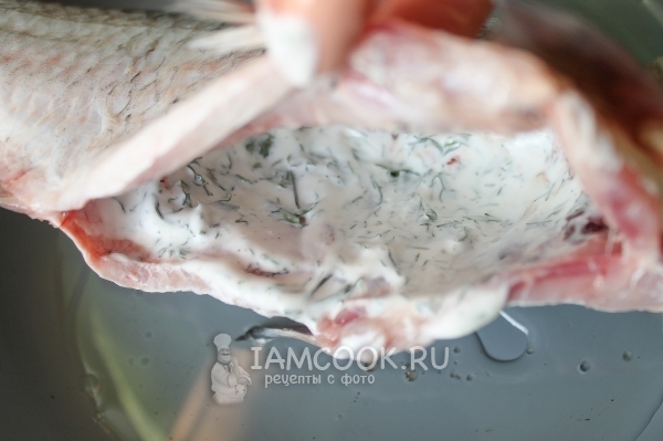 Обмазать рыбу изнутри сметанной с зеленью