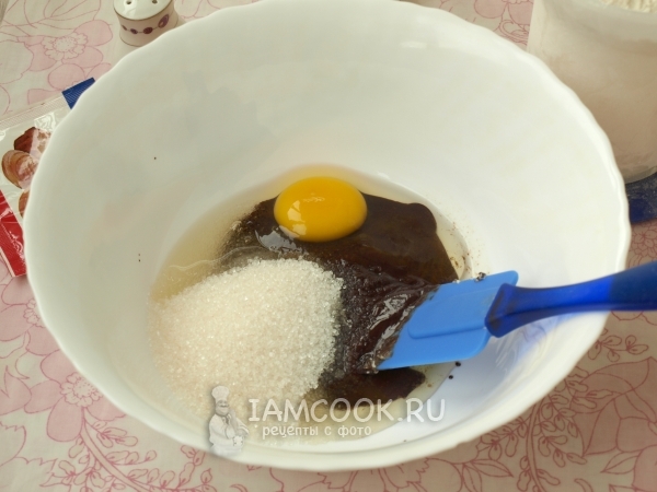 Добавить сахар, яйцо и соль