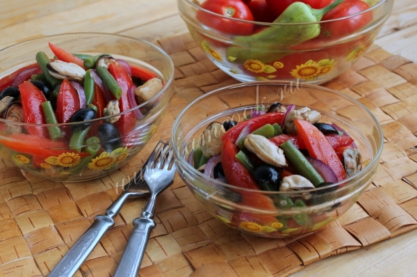 Рецепт салата с помидорами и мидиями