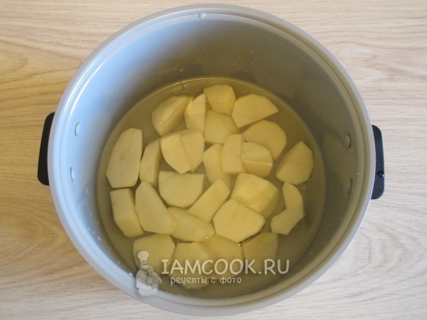 Положить картофель в воду