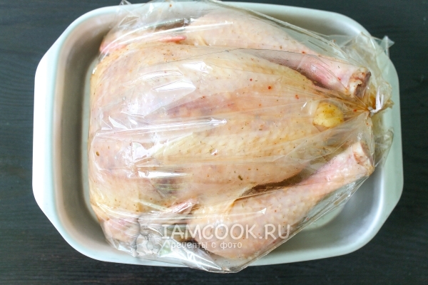 Положить курицу в пакете в форму