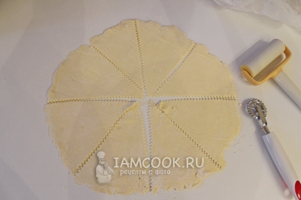 Тесто раскатать и разрезать