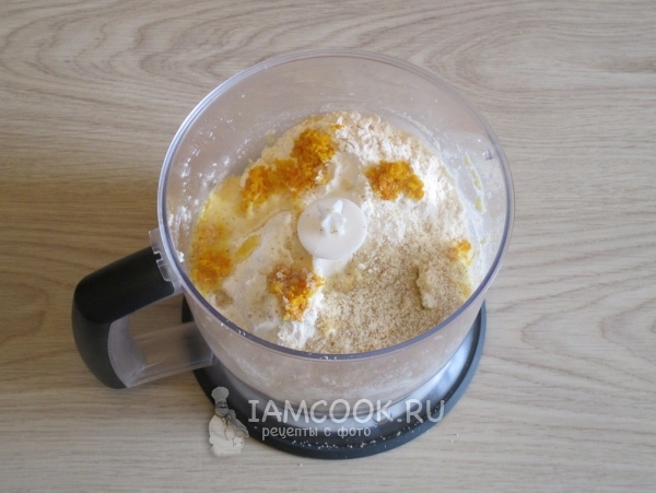 Добавить цедру, орехи, муку и сок