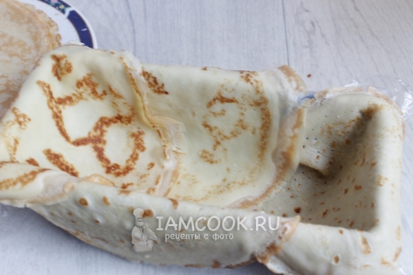 Положить блины в форму