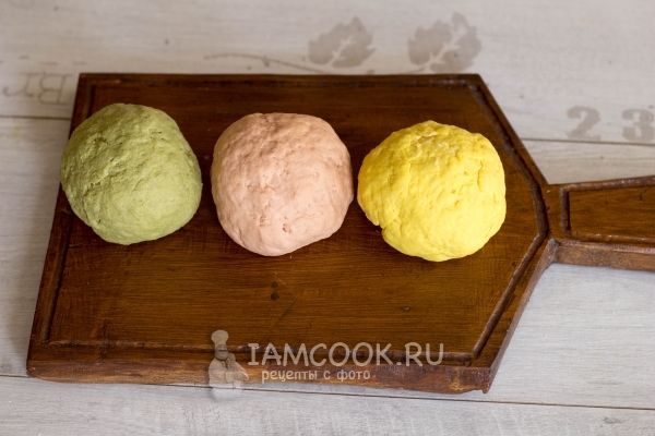 Замесить цветное тесто