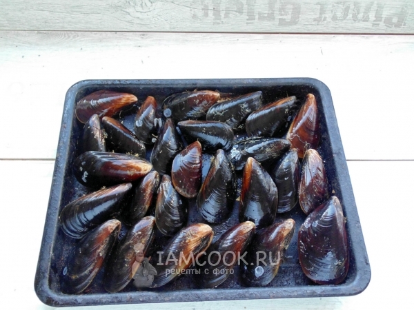 Положить мидии на противень