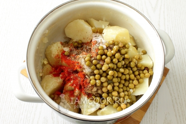 Соединить картофель, горох, лук и специи