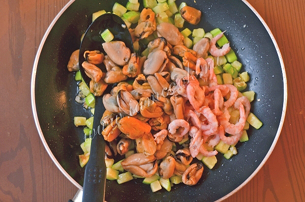 Добавить креветки и мидии