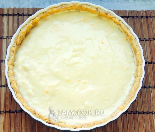 Вылить на корж крем