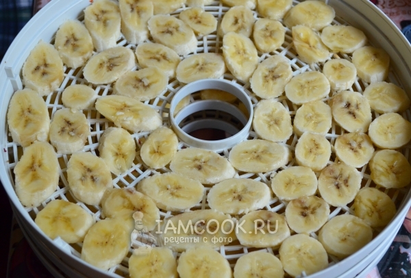 Выложить все бананы в сушилку