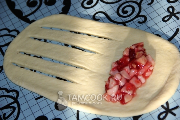 Выложить на тесто начинку