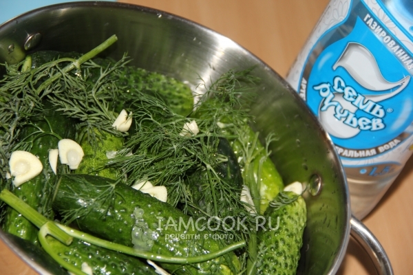 Добавить огурцы, укроп и чеснок