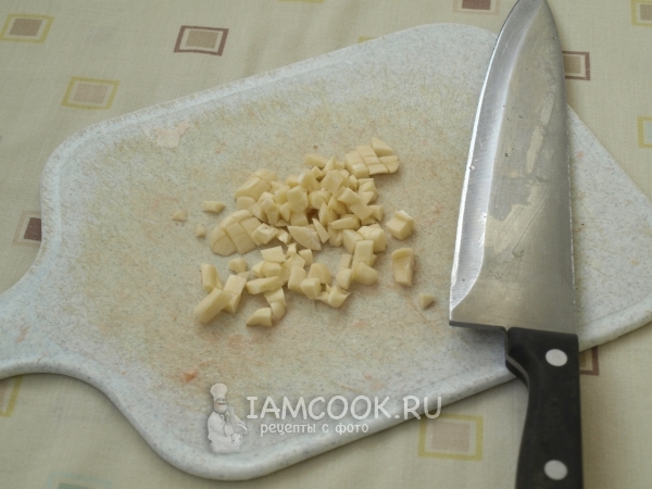 Порезать чеснок