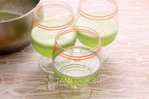 Влить сливки с зеленым желе