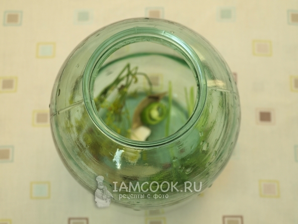 Положить в банку укроп, петрушку, чеснок и специи