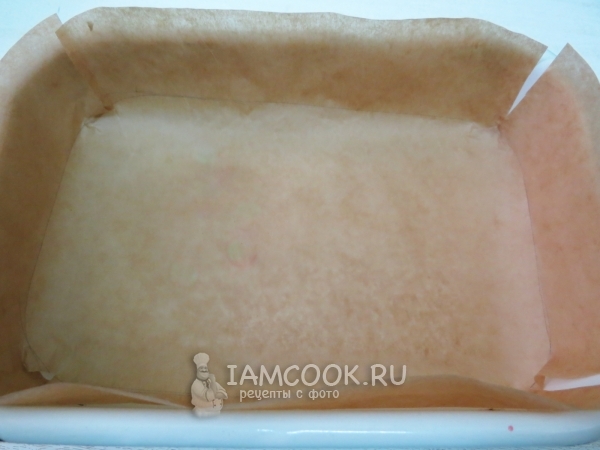 Застелить форму бумагой для выпечки