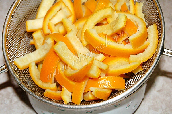 Корки апельсина в дуршлаге