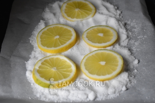 Положить на слой соли дольки лимона