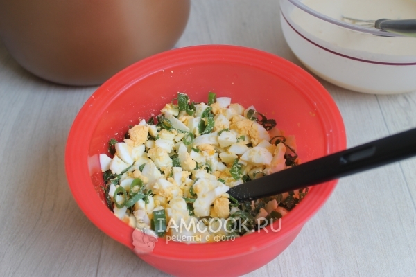 Соединить яйца с луком