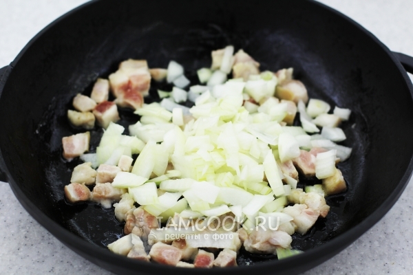Лук с беконом