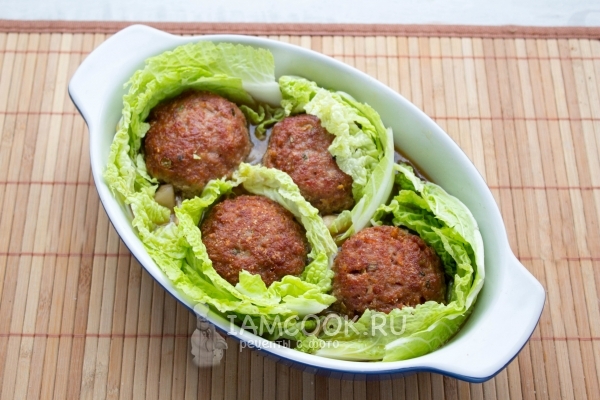 Уложить капустные листья к тефтелям