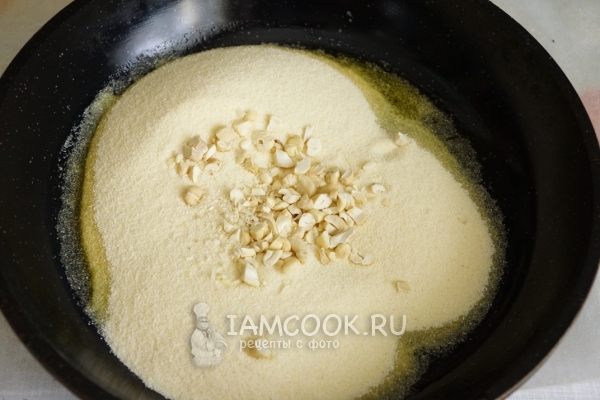 Соединить в сковороде масло, манку и орехи
