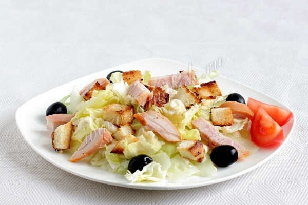 Фото салата Цезарь с копченой курицей