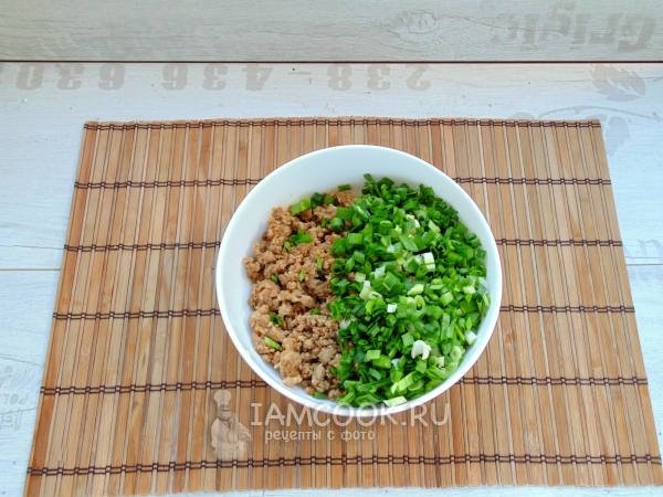 Положить к мясу зеленый лук