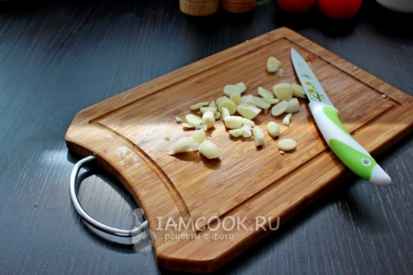 Нарезать чеснок
