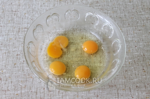 Вбить в миску яйца