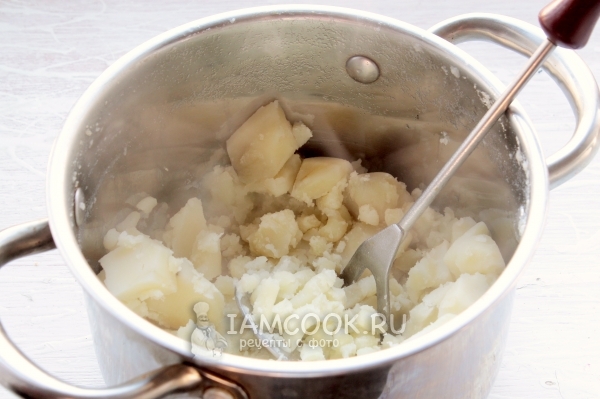 Размять картошку в пюре