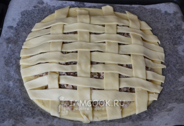 Обрезать лишнее тесто