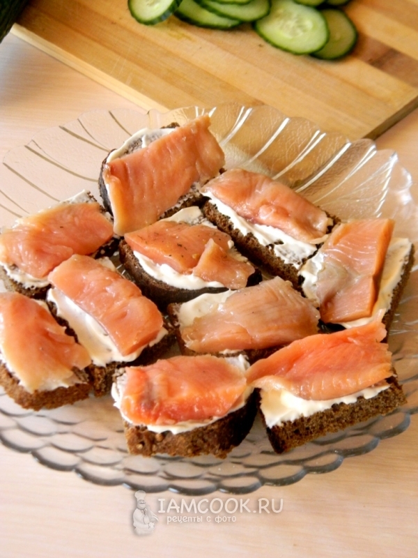 Положить кусочки рыбы