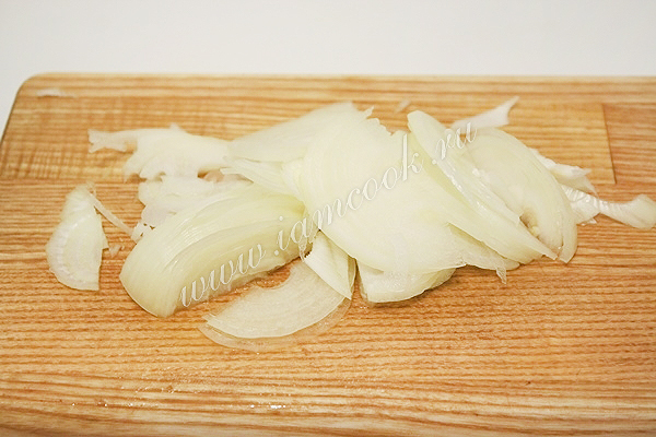 Режем репчатый лук полукольцами