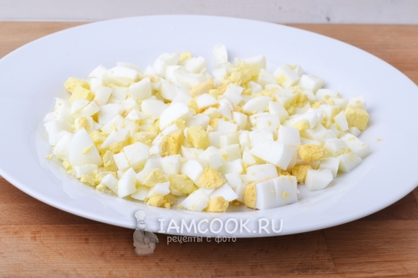 Положить слой яиц