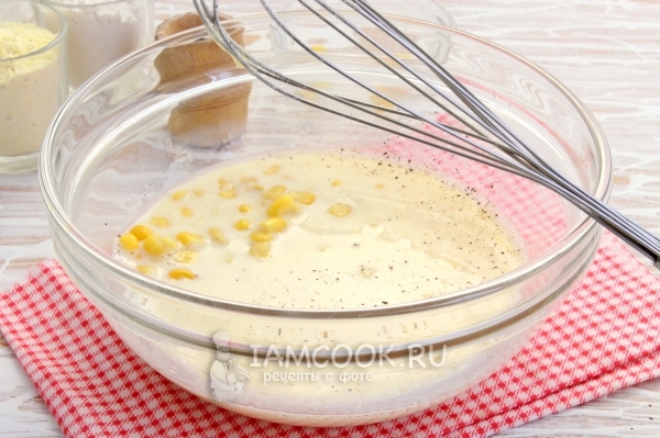 Положить кукурузу, соль и перец