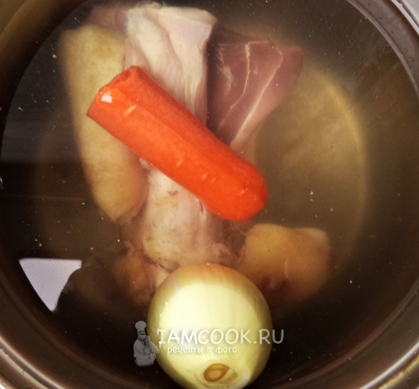 Положить в воду морковь, лук и свиную рульку