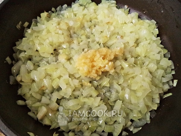 Обжарить лук с чесноком