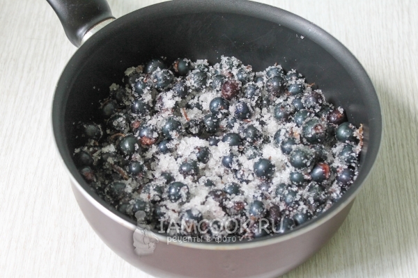 Размешать смородину с сахаром