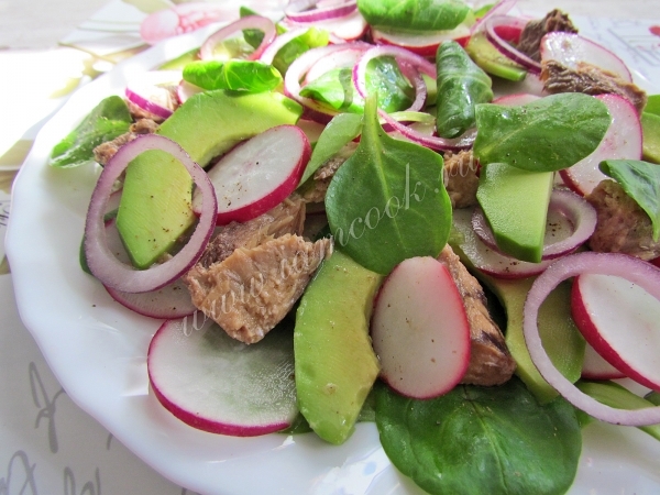 Салат из авокадо с тунцом