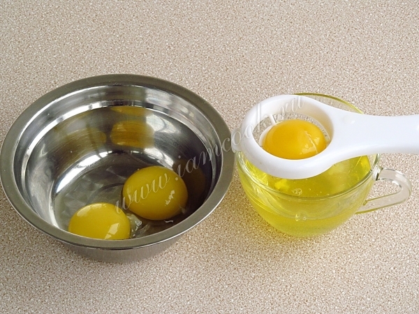 Отделить белки от желтков