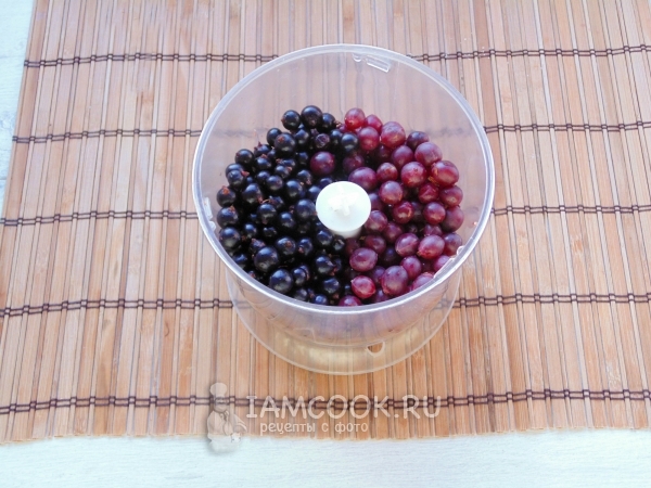 Положить ягоды в блендер