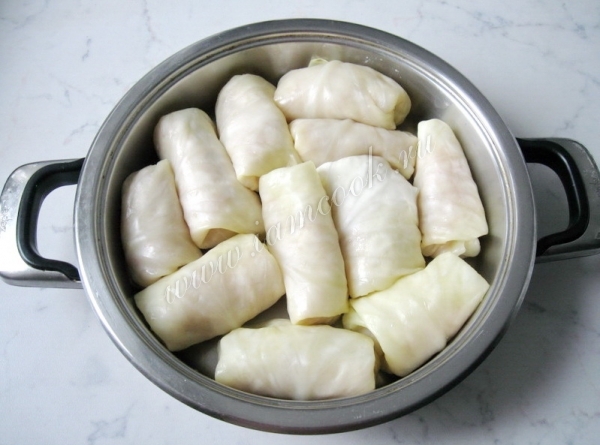 Сложить голубцы в кастрюлю